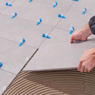 Slika Spone nivelatori 2 mm – set 100 kom za precizno poravnavanje pločica